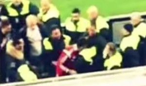 Spahic dá cabeçada em segurança no estádio do Bayer Leverkusen (Foto: Reprodução de vídeo)