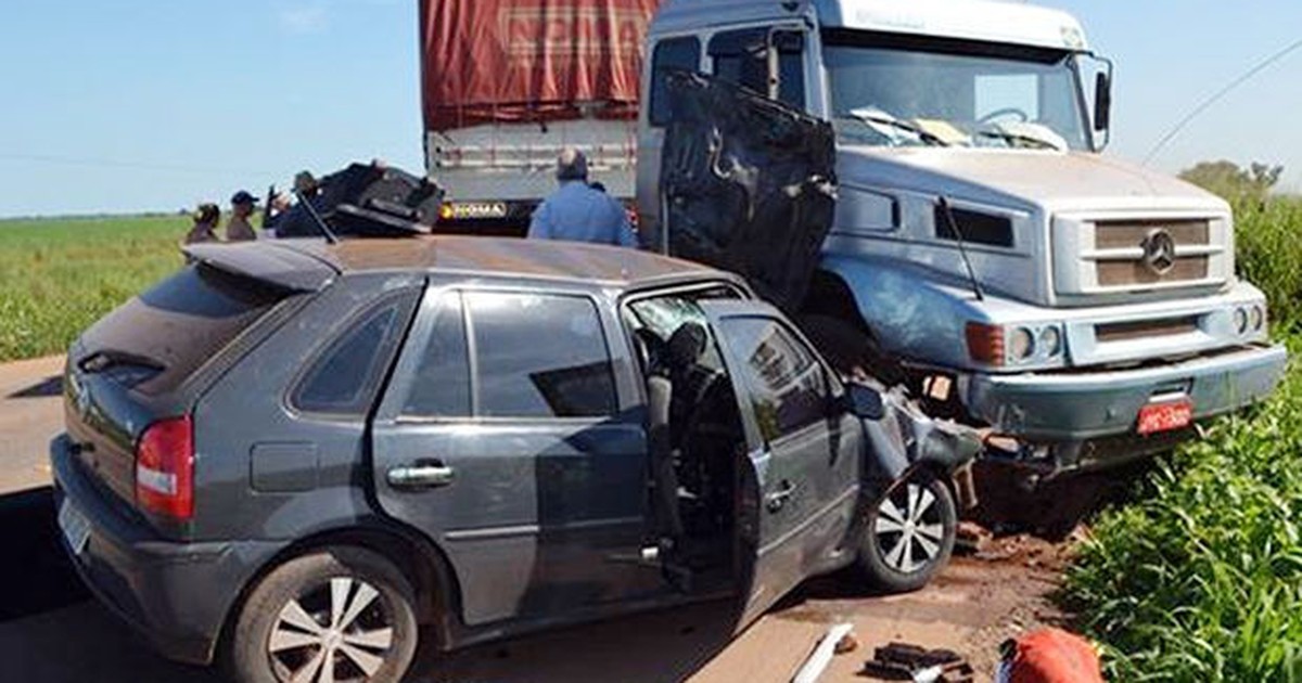 G1 Idoso Morre E Dois Ficam Feridos Em Acidente Entre Carreta E Carro