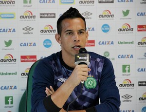 Crise política no Corinthians faz Gobbi brecar acerto com goleiro Danilo