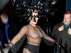 Lady Gaga usa figurino polêmico para badalar em Londres, na Inglaterra