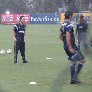 Valdivia aparece em campo, mas Oswaldo não faz previsão sobre volta