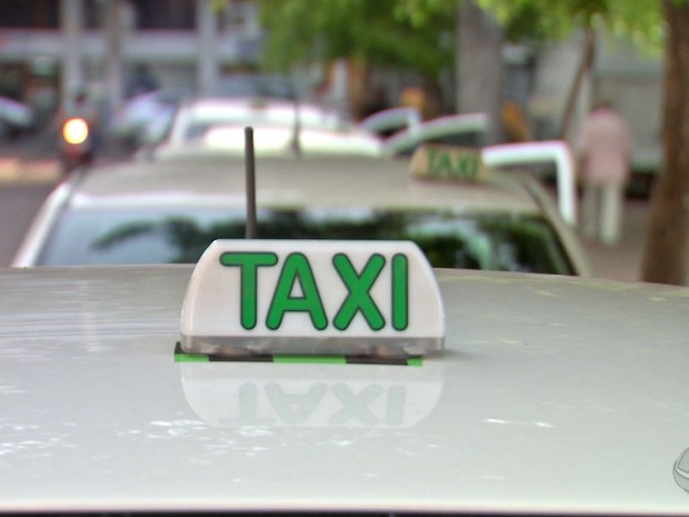 Taxistas deixam de cobrar bandeira 2 em Cuiabá no mês de dezembro (Foto: Reprodução/TVCA) Taxistas deixam de cobrar bandeira 2 em Cuiabá no mês de dezembro (Foto: Reprodução/TVCA)