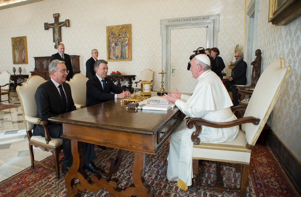 Papa Francisco recebe nesta sexta-feira (16) o presidente colombiano Juan Manuel Santos e o ex-presidente e líder da oposição Álvaro Uribe no Vaticano (Foto: OSSERVATORE ROMANO / AFP)