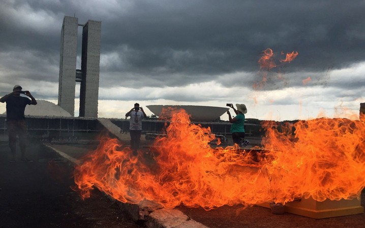 Manifestantes queimaram, dentro de um caixão, imagens da presidente Dilma Rousseff e do PT