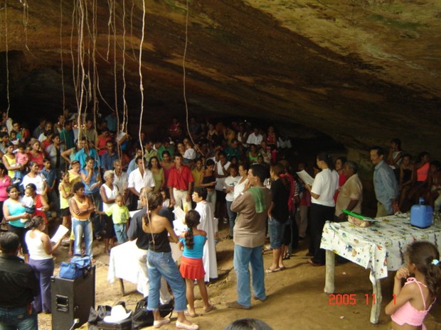 Fiéis na gruta no ano de 2005; celebração é tradição há mais de 50 anos na cidade (Foto: Unitins/NUTA/Divulgação)