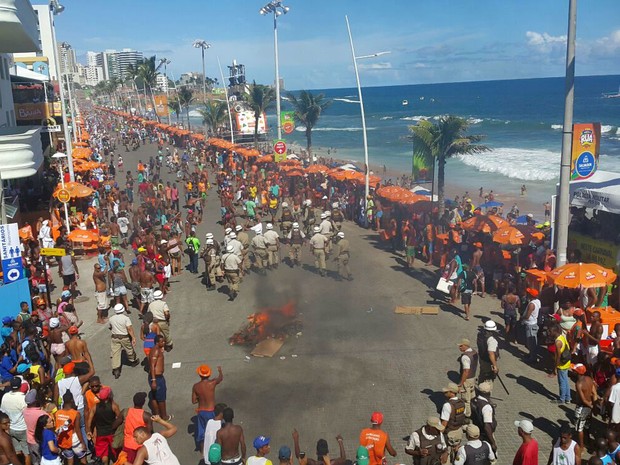 Ambulantes protestam na Barra, em Salvador (Foto: Patrícia Oliviera/G1)