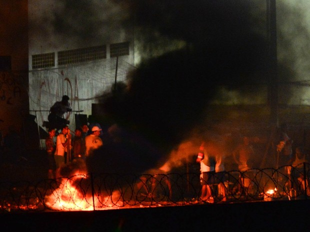 Presidiários fazem uma fogueira na noite de terça-feira (17) durante rebelião na Penitenciária de Alcaçuz, perto de Natal, no Rio Grande do Norte (Foto: Andressa Anholete/AFP)