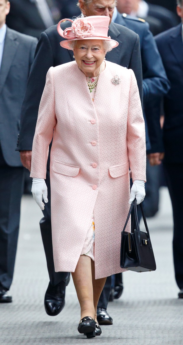 Rainha Elizabeth II usa conjunto rosa claro e mostra que também aderiu a tendência da estação (Foto: Getty Image)