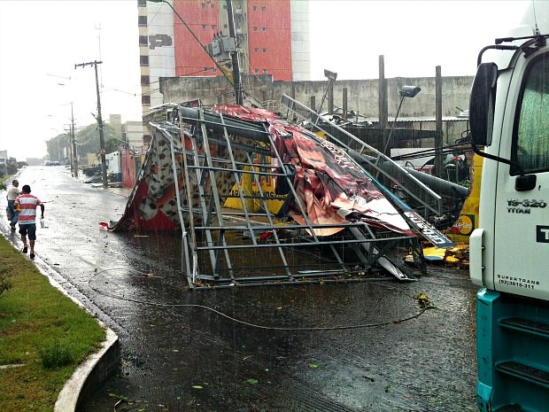 Na Zona Centro-Sul de Manaus, estrutura metálica foi derrubada pelo vento e bloqueou Avenida Ephigênio Sales, sentido Ponta Negra e Bola do Coroado (Foto: Isabella Pina/globoesporte.com)