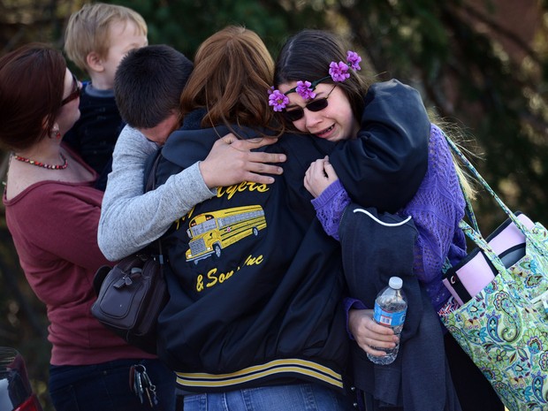 Alunos choram pós ataque em escola nos EUA (Foto: Sean Stipp/Tribune Review/AP)