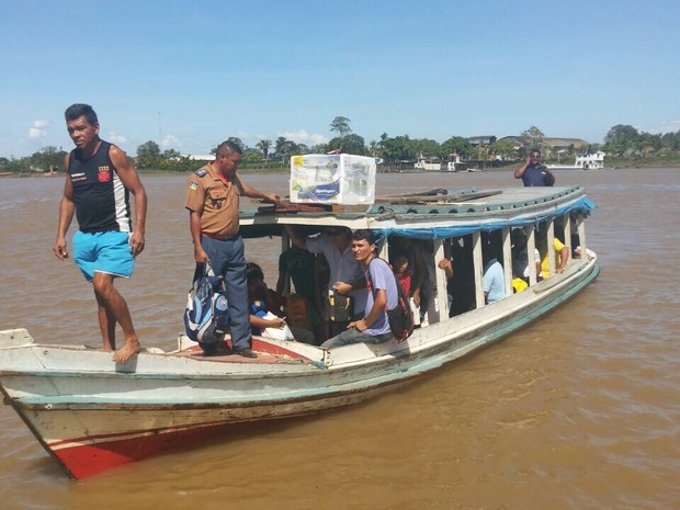 Travessia aconteceu em catraias no Rio Matapi (Foto: Martins Filho/Arquivo Pessoal)