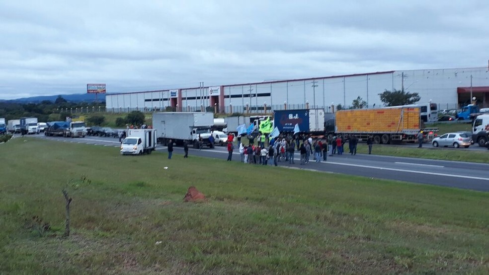 Rodovia Dom Pedro I foi bloqueada por manifestantes na altura de Atibaia na manhã desta sexta-feira (28). (Foto: Pedro Melo/TV Vanguarda)