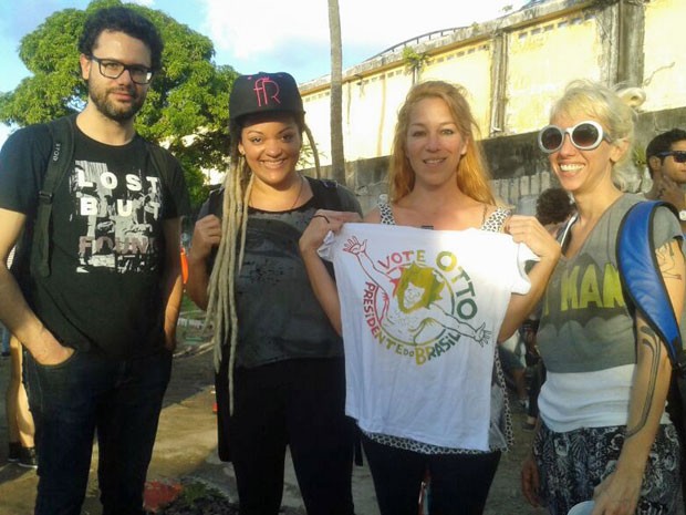 Cantora Karina Buhr (de camisa nas mãos) veio ao Recife para apoiar o movimento (Foto: Vitor Tavares / G1)