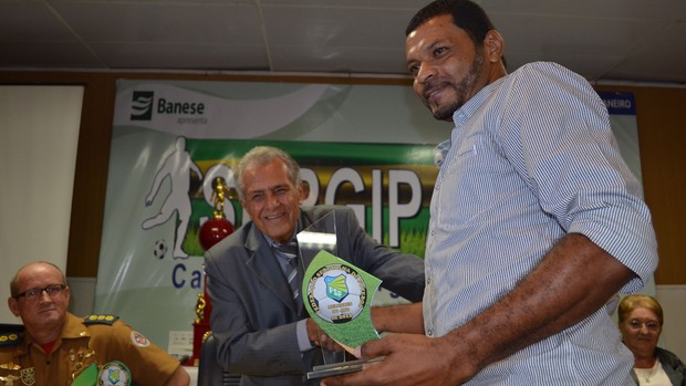 Nadélio Rocha recebe prêmio de melhor técnico do Sergipão 2012 (Foto: João Áquila, GLOBOESPORTE.COM)