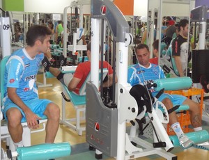 Thiago Grizolli e Ronaldinho, em treinamento na academia (Foto: GLOBOESPORTE.COM)