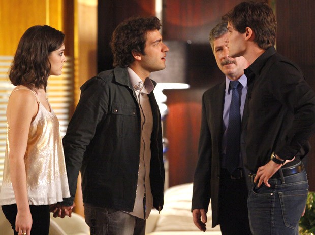 Cida e Elano dão de cara com Conrado. É perseguição? (Foto: Cheias de Charme / TV Globo)