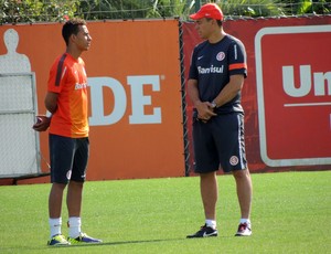 Clemer conversa com João Afonso em treino do Inter (Foto: Tomás Hammes / GLOBOESPORTE.COM) Clemer conversa com João Afonso em treino do Inter (Foto: Tomás Hammes / GLOBOESPORTE.COM)