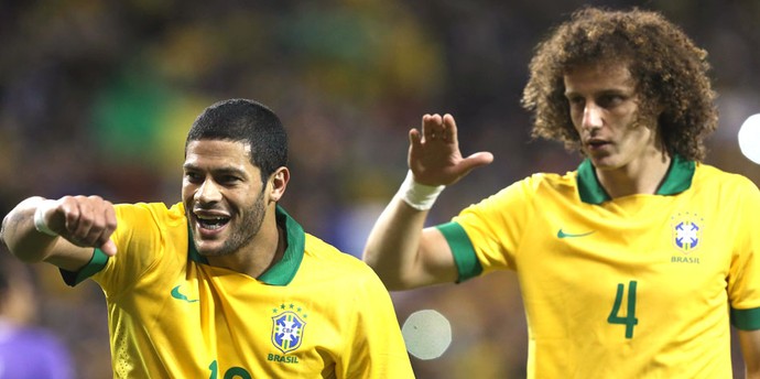 Hulk e DAvid Luiz comemoração Brasil contra o Chile (Foto: Mowa Press)