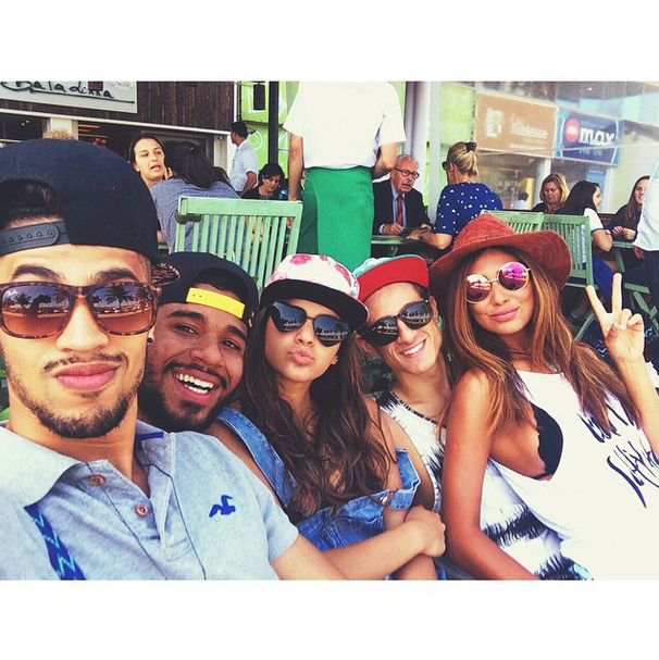 Bruna Marquezine com amigos depois de rolê de skate (Foto: Reprodução/Instagram)