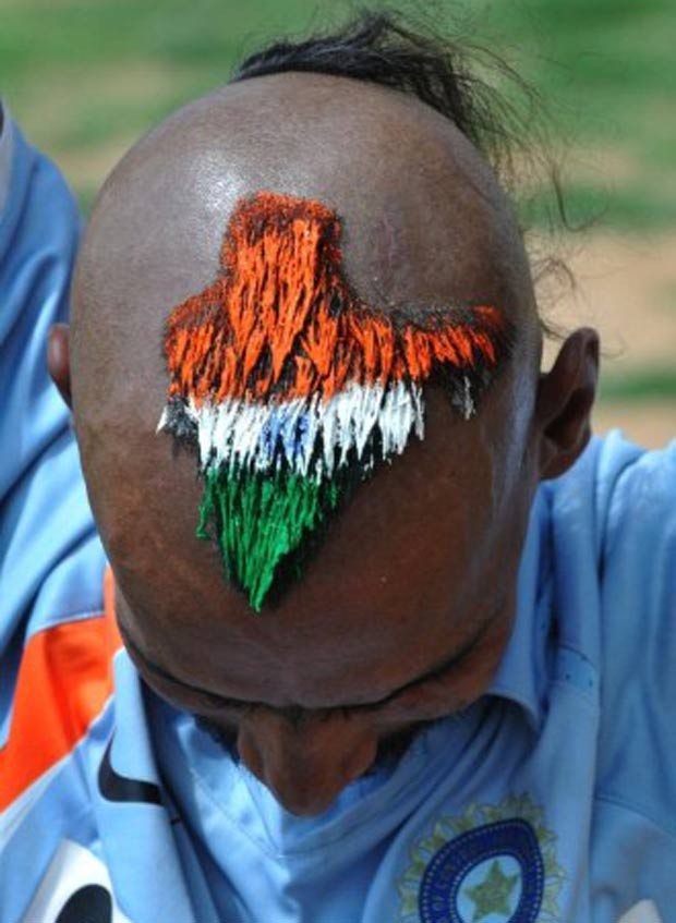 Fã de críquete, o indiano Sudhir Kumar Gautham cortou o cabelo no formato do mapa da Índia e tingiu os fios nas cores da bandeira do país. O torcedor exibiu o corte inusitado em outubro de 2011 no estádio Rajiv Gandhi, em Hyderabad, durante treino da seleção indiana. (Foto: Noah Seelam/AFP)