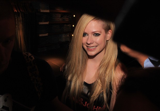 Avril Lavigne saindo de loja (Foto: Celso Tavares/EGO)