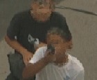 Jovem na Maré aponta arma ao notar câmera (Reprodução/TV Globo)