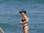 Christine Fernandes arrasa e mostra corpão em dia de praia