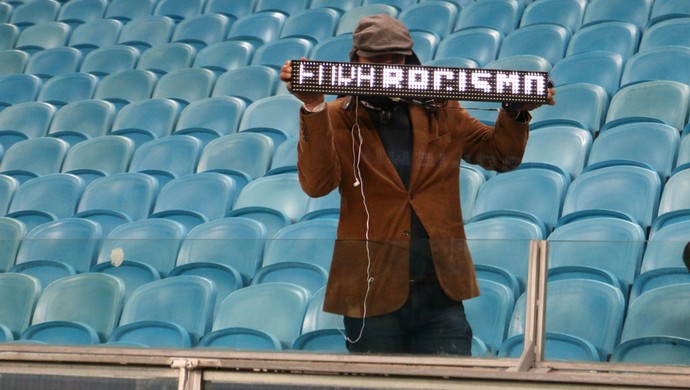 Torcedor solitário faz protesto contra racismo na Arena (Foto: Diego Guichard)