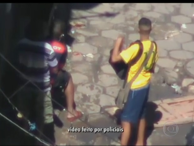 G1 Imagens Mostram Jovem Morto Por Pms Em Ponto De Venda De Drogas Notícias Em Rio De Janeiro 0290