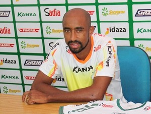 Paulinho e Everton foram apresentados nesta segunda-feira (Foto: Assessoria/Luverdense)