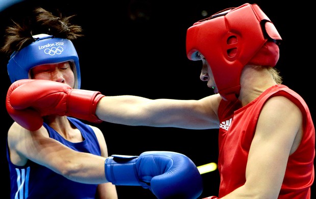 Elena Savelyeva na luta de boxe contra Kim Hye Song (Foto: AP)