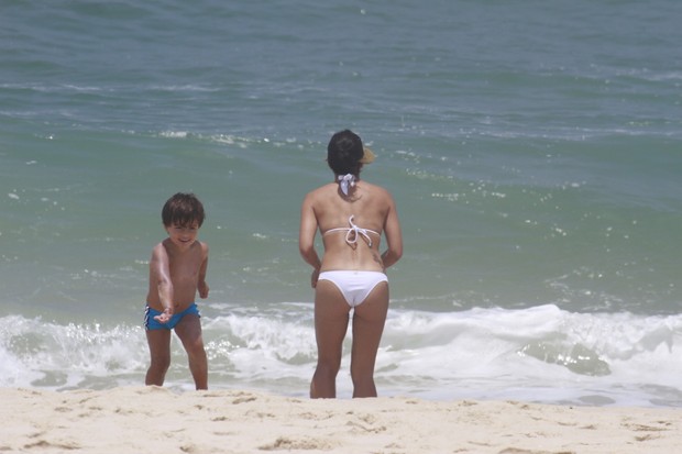 Juliana Knust em praia do Rio (Foto: Dilson Silva/AgNews)