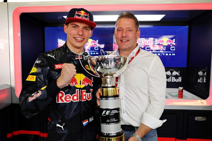 Max Verstappen e o pai Jos Verstappen mostram o troféu do GP da Espanha (Foto: Getty Images)