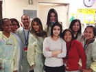 Kim Kardashian visita hospital infantil com a irmã
