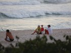 Angélica e Luciano Huck levam filha, Eva, à praia no Rio