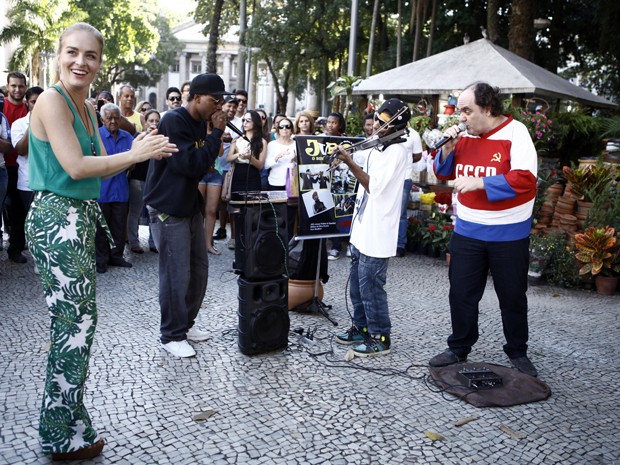 Angélica se anima com performance dos artistas (Foto: Estrelas / TV Globo)