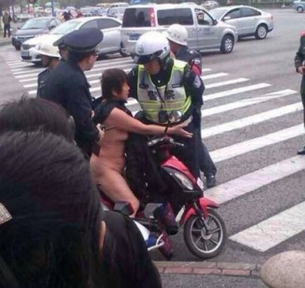 Mulher foi flagrada pilotando scooter completamente nua pelas ruas de Xangai, na China (Foto: Reprodução/Weibo/Surabaya Police)