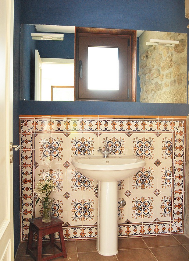 Lavabo do anexo, com azulejo Cinca, linha Pombalino, 15 x 15 cm, modelo branco (Foto: Divulgação)