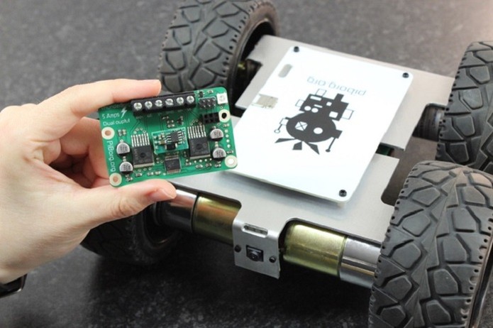 Robô funciona com qualquer versão do Raspberry Pi (Foto: Divulgação/MonsterBorg)