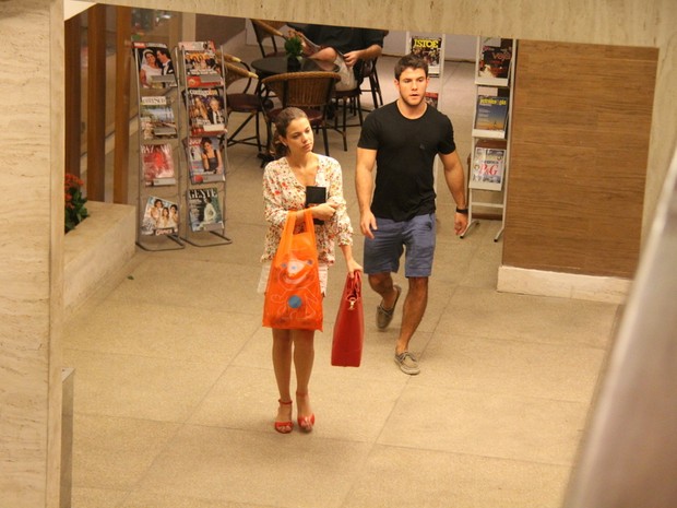Milena Toscano com o namorado, João Paulo Rio Branco, em shopping no Rio (Foto: Daniel Delmiro/ Ag. News)