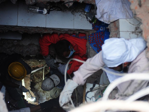 Resgates continuam neste domingo (28) (Foto: Munir Uz Zaman/AFP)