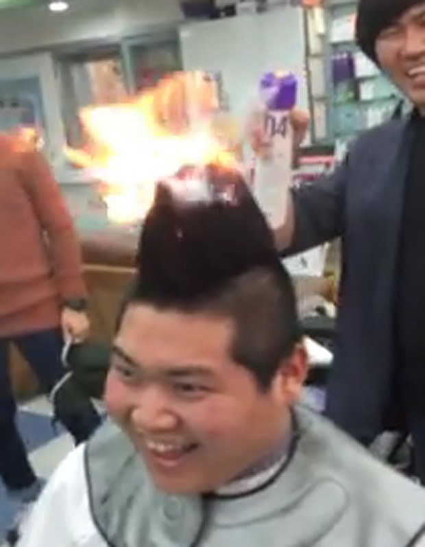 Jovem ficou com a cabea em chamas pouco antes de raspar o cabelo em brincadeira com os amigos (Foto: Reproduo/YouTube/monke)