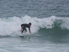 Kayky Brito surfa em praia no Rio e mostra habilidade com a prancha