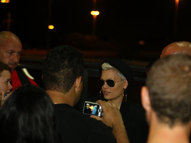 Jessie J atende fãs (Foto: Marcello Sá Barretto/AgNews)