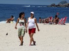 Luana Piovani caminha na praia do Leblon com amiga