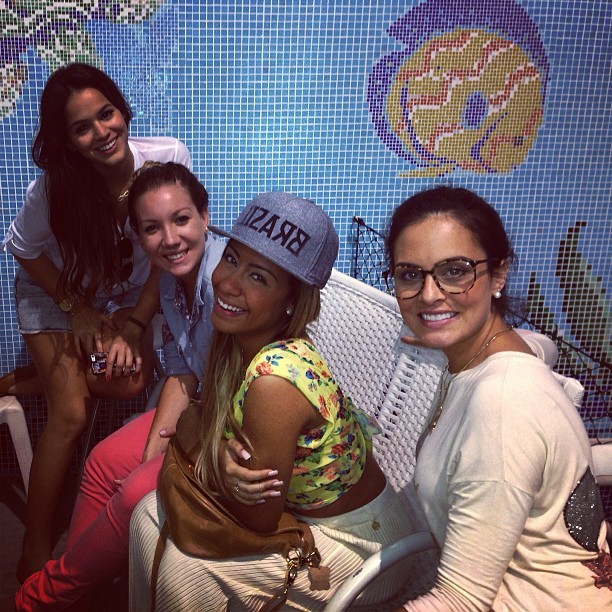 Rafaella Santos e Bruna Marquezine posam ao lado das amigas (Foto: Reprodução/ Instagram)