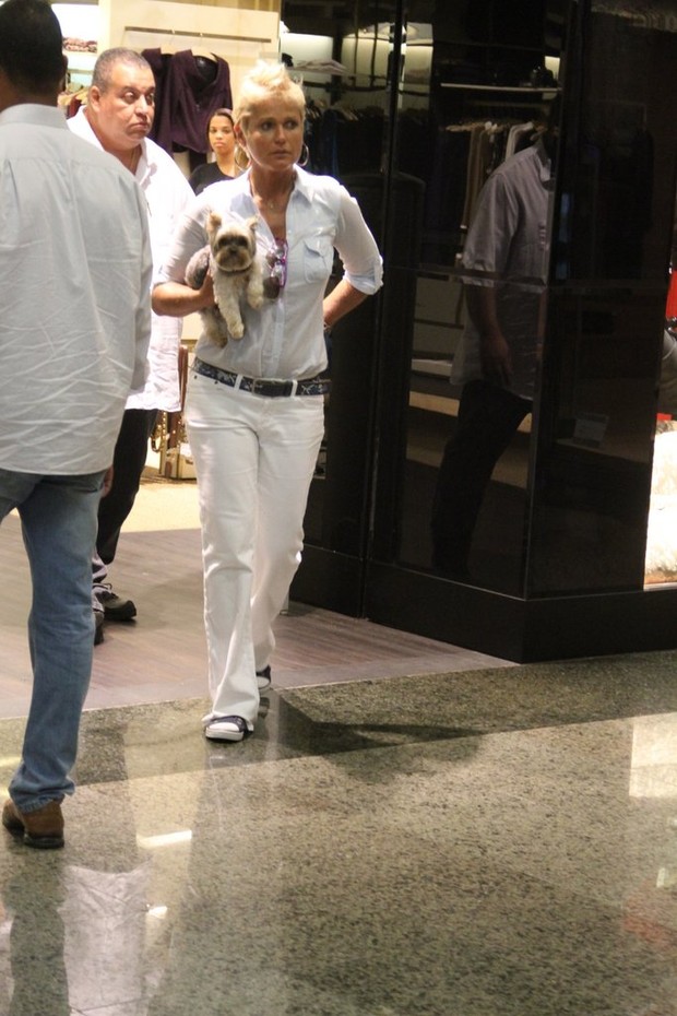 Xuxa passeia com seu cachorro Dudu (Foto: Marcus Pavão/AgNews)