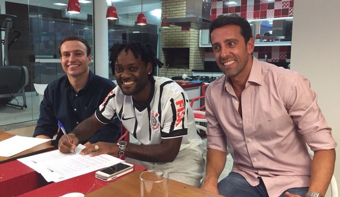 Vagner Love se diz mais um louco do bando e fala em títulos pelo Timão