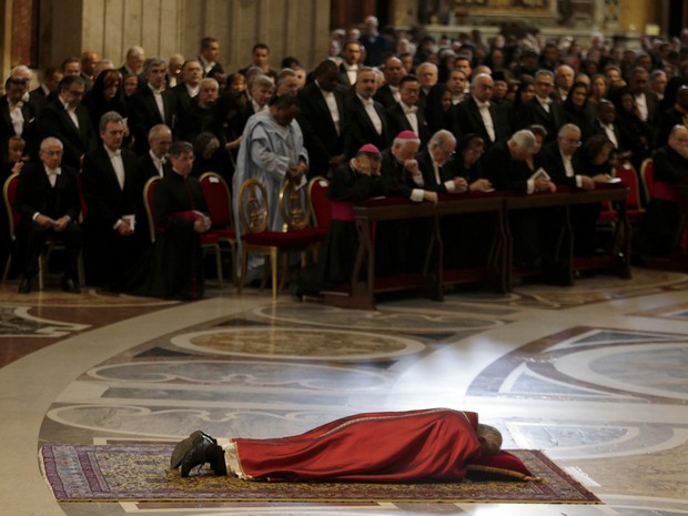 O Papa Francisco participa nesta sexta-feira de celebração que lembra a morte de Jesus Cristo (Foto: Max Rossi/Reuters)