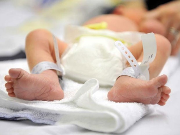 Método 'canguru' é aplicado em bebês nascidos prematuros (Foto: BBC)